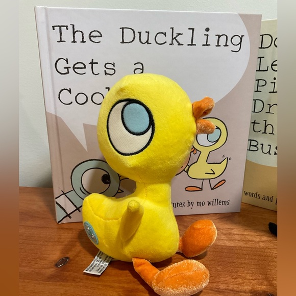 📚Mo Willems Pigeon and Duckling Hard Cover Book Set with Dolls - Picture 2 of 8